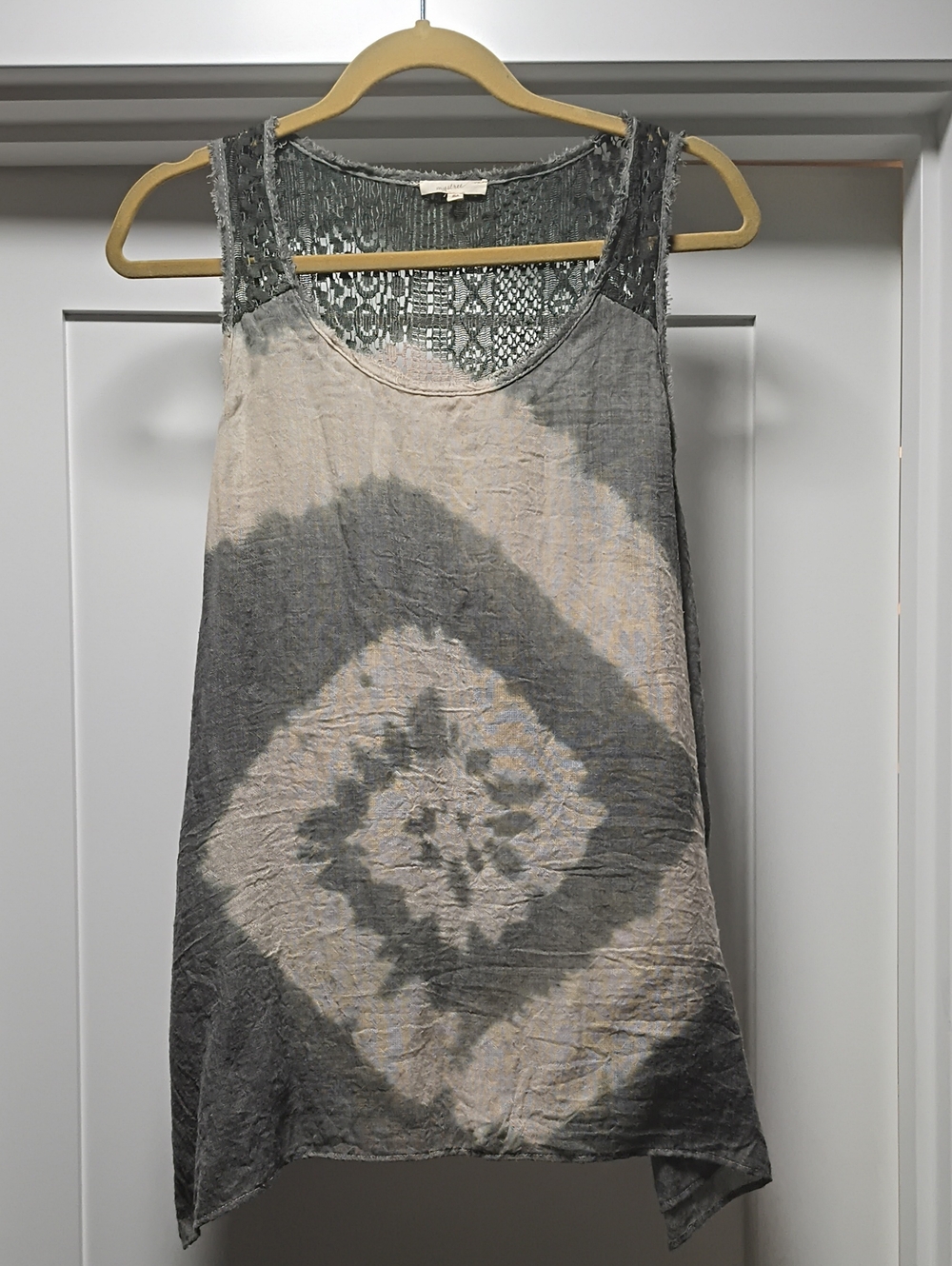 Mystree Gray and Cream Tie-Dye Lace-Detail Tank